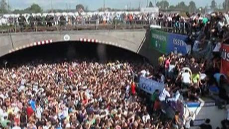 Snímek z amatérského videa zachycuje úastníky Loveparade, kteí uvázli v tlaenici ped tunelem u východu (24. ervence 2010)
