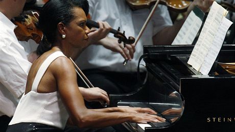 Condoleezza Riceová doprovodila na piano soulovou legendu Arethu Franklin (27. ervence 2010)