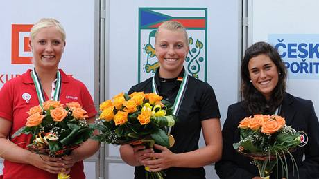 Trio medailistek ME en v golfu 2010 (zleva): stíbrná Line Vedel Hansenová, vítzka Sophia Popovová a od pátku nová rekordmanka hit na Kuntické Hoe Manon Gidaliová, bronzová Francouzka.