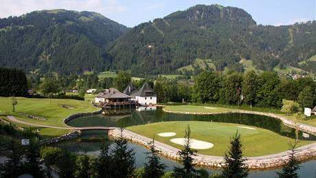 Golf v Kitzbühelu - závrené dv jamky hit Kaps: osmika ostrov, devítka na poloostrov.