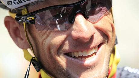 Lance Armstrong na startu 16. etapy Tour de France, kde o sob konen dal vdt - byl v niku od startu a do cle.