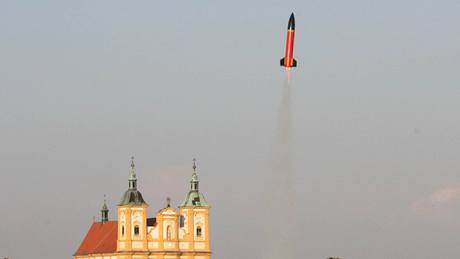 Model rakety u Dubu nad Moravou krátce po startu.