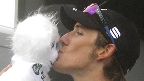Vítz 17. etapy Tour de France Andy Schleck líbá plyovou hraku