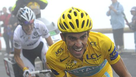 OJEDIN�LÝ MOMENT. Alberto Contador se pokusil nastoupit Andymu Schleckovi b�hem stoupání na Tourmalet