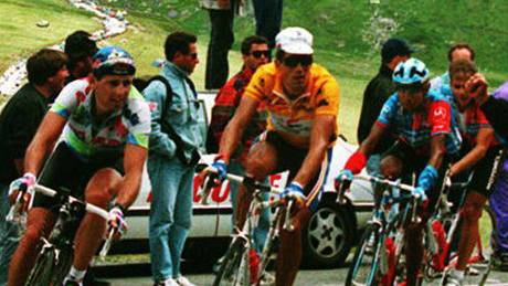 Tony Rominger (vlevo) a Miguel Indurain (uprosted ve lutém dresu)