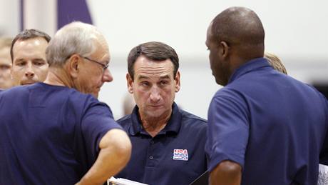 Amerití reprezentanti na tréninku: trenér Mike Krzyzewski (uprosted) a jeho asistenti Jim Boeheim (vlevo) a Nate McMillan