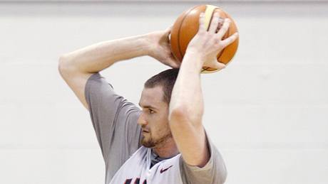 Amerití reprezentanti na tréninku: Kevin Love pihrává