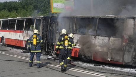 V Brn� vzplál p�i jízd� autobus, který p�evá�el t�icet lidí