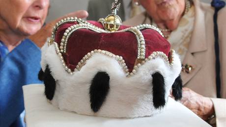 Zástupci rodiny Salm si ve Valticích prohlédli korunu, která byla vystavená poprvé od restaurování.