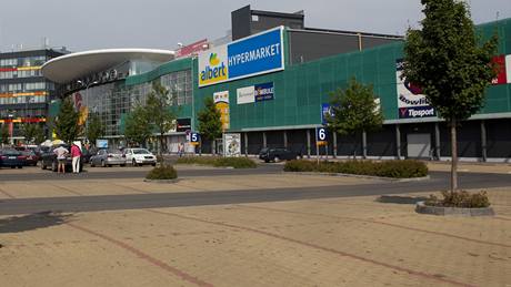 Poloprázdné parkovit ped obchodním centrem v Butovicích