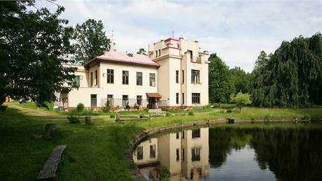 V roce 1886 továrník Seykora zaal stavt neorenesanní vilu u Kostelce. Dokonil ji v letech 1904 a 1906