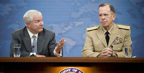 Americk ministr obrany Robert Gates (vlevo) a f americkho sboru nelnk tb admirl Mike Mullen. 