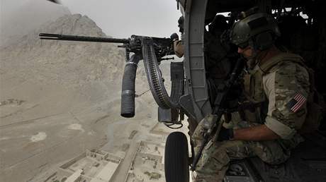 Amerití vojáci pelétávají v helikoptée nedaleko Kandaháru.