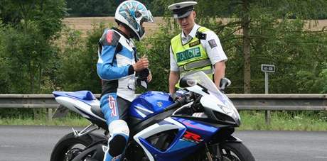 Policist na Blanensku pi dopravn bezpenostn akci zamen na motorke.