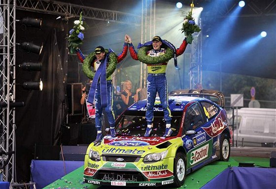 TO BYLA SLÁVA.  Jari-Matti Latvala (vpravo) a jeho spolujezdec Miikka Anttila  po vítzství ve Finské rallye.