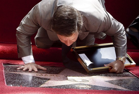 Herec Mark Wahlberg u své hvzdy na hollywoodském chodníku slávy