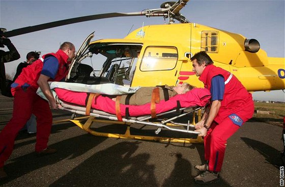Záchranáři už nebude přistávat na letišti, ale přímo v arealu liberecké nemocnice. (ilustrační snímek)