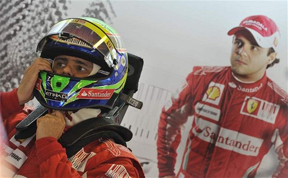 Felipe Massa se v zázemí stáje Ferrari pipravuje na druhý trénink Velké ceny Maarska.  