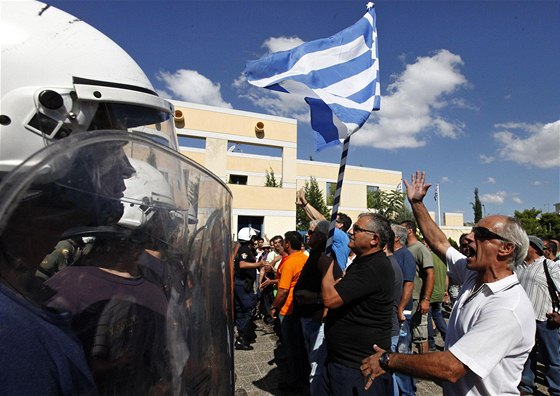 idii protestují ped Ministerstvem dopravy v Aténách