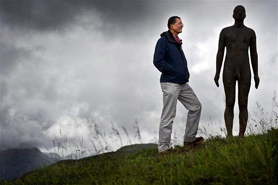 Britský výtvarník Antony Gormley se svou alpskou expozicí