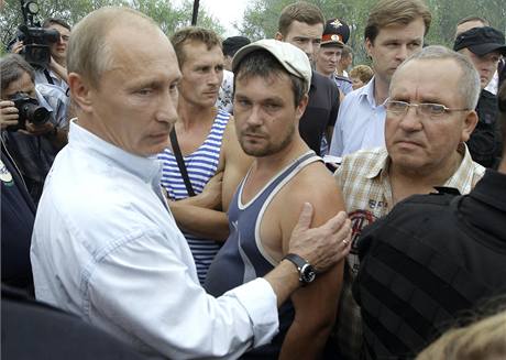 Do postižených oblastí přijel i premiér Vladimir Putin