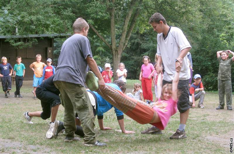 Ministerstvo kolství kontroluje dtský tábor. (Mlýnky u Stránice, 27.7. 2010)