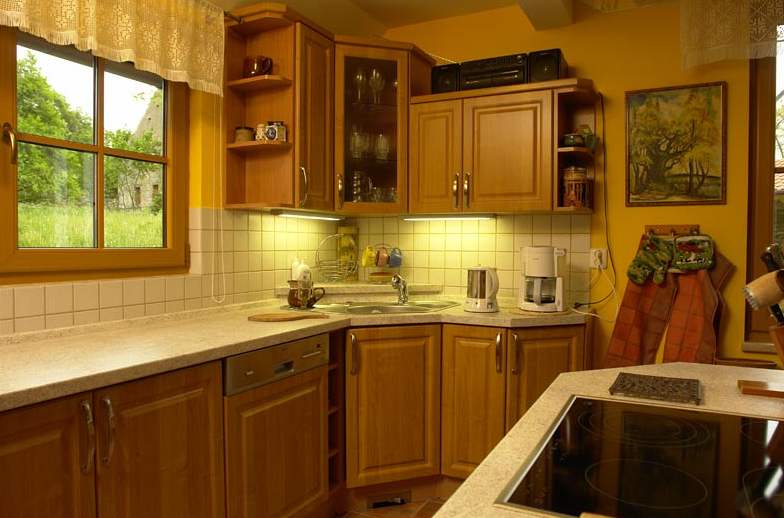 Kuchyská linka s rámovými dvíky z olového deva se stylov pizpsobuje domu 