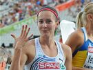 PÁTÁ. Denisa Rosolová ukazuje, jaké umístní vybojovala ve finále závodu na 400 m.