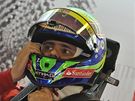Felipe Massa se v zázemí stáje Ferrari pipravuje na druhý trénink Velké ceny Maarska.  