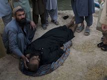 Afghnci kolem tla mue, kterho dajn zastelili amerit vojci