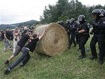 Zsah policist proti technoparty CzechTek 2005