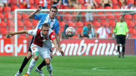 T�SNÁ OBRANA. Jakub Hora ze Slavie (vp�edu) a David Brunclík z Mladé Boleslavi.