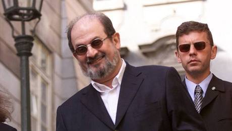 Spisovatel Salman Rushdie se prochz po Praze, kde se zastnil Festivalu spisovatel Praha. Duben 2001.