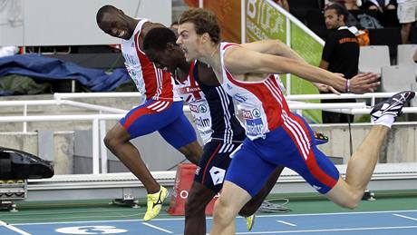 Francouzský sprinter Christophe Lemaitre (vpravo) a jeho tsné vítzství ve finále závodu na 200 metr na ME. O setinu porazil Brita Malcolma (uprosted)