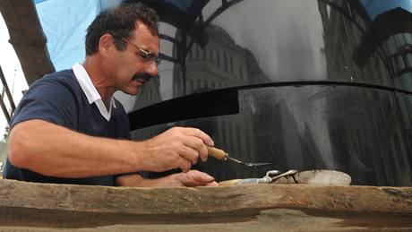 Dlníci montují kulikové hodiny na brnnském námstí Svobody (30. ervence 2010)