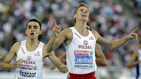 Finále závodu na 800 m  ovládl Polák Lewandowski (vpravo), jeho krajan Kszczot získal bronz.