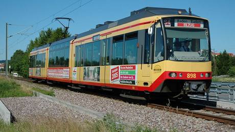 Takzvaná vlakotramvaj (té el-tram, v anglitin tram-train) me jezdit i po elezniních kolejích. Na snímku nmecká obdoba S-bahn v Heilbronnu.