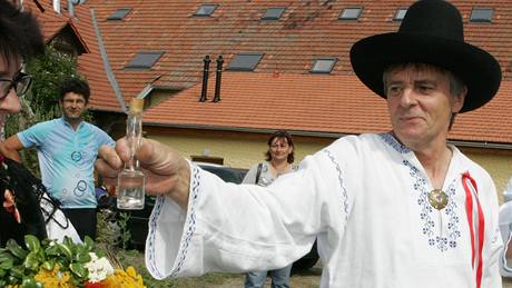 ivý etz vytvoili lidé z farmy Bolka Polívky do Olan. Herec poslal starostce Dan Kíové panáka slivovice.