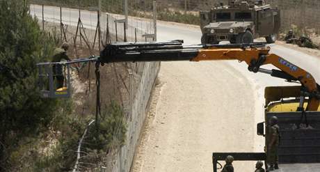 Izraelt vojci kc strom na libanonsk stran hranice. Jejich akce spustila pestelku, pi kter zahynulo pt lid