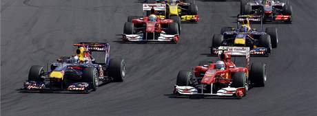 Sebastian Vettel z Red Bullu (vlevo) se ujal po startu vedení ve VC Maarska formule 1.