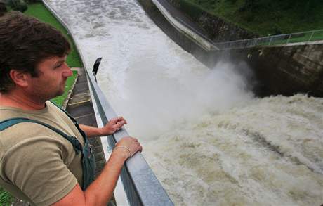 Zvýený prtok Znojemské pehrady jako dsledek preventivního upoutní Vranovské pehrady (6. srpna 2010)