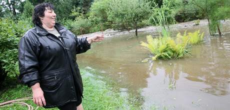 Nad prov zalil rozvodnn potok zahradu domu v Doln Bezince na Pelhimovsku