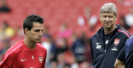 POD DOHLEDEM. Trenér Wenger (vpravo) bedliv sleduje záloníka Fabregase, svj klenot, který neprodá.