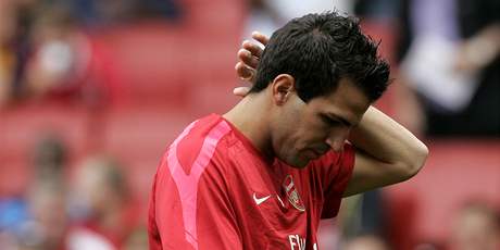 ZSTÁVÁ. Jednoho dne do Barcelony asi odejde, zatím vak Fabregas zstává v Arsenalu.
