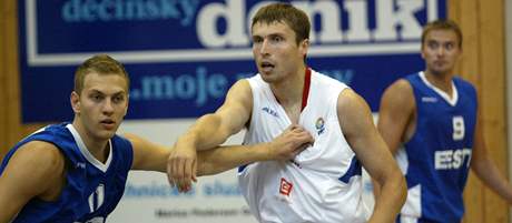 eský basketbalista Pavel Houka se v utkání proti Estonsku petlauje s