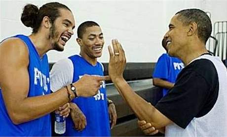 HLAVN ZDRAVÍ! Mezi gratulanty Baracka Obamy byli i Joakim Noah (vlevo) a Derrick Rose.