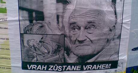 Podbrady v den pohbu Milana Paumera zaplavily plakáty, které ho oznaují za vraha.