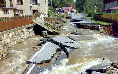 Povodová vlna strhla silnici uprosted obce Vítkov u Chrastavy. (9. srpna 2010)