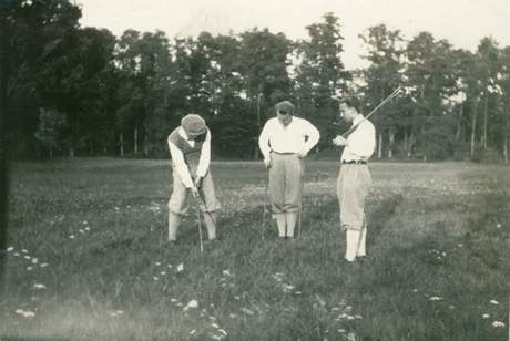 Prvorepublikoví propagátoi golfu (zleva): Prokop Sedlák st., Jaroslav Hibert, Adolf Hoffmeister zkouejí golf o prázdninách v jihoeské Jemin.