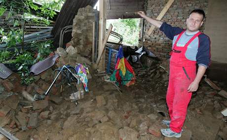 Miroslav Skopal ze Slavonína stojí 7. srpna 2010 v míst, kde se ráno íka Nemilanka prohnala jeho stavením. Ochrana tvrti ped bleskovými povodnmi dodnes není pipravená.